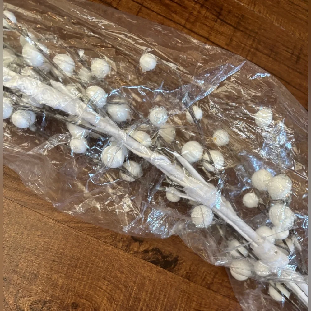 white faux berry Christmas garland NEW NWT 6 feet festive mantle Xmas
